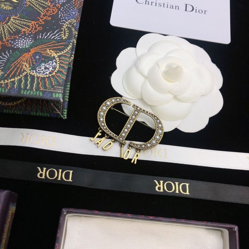chr1st1an D10r brooches